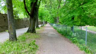 Mellan ringmuren och Botaniska trädgården i Visby.