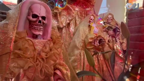 Per saperne di più sul culto e sulla devozione alla Nostra Signora della Santa Morte DOCUMENTARIO Deriva dalla dea azteca della morte Mictecacihuatl.La Santa Muerte appare come una figura scheletrica femminile,vestita e di solito una falce e un globo