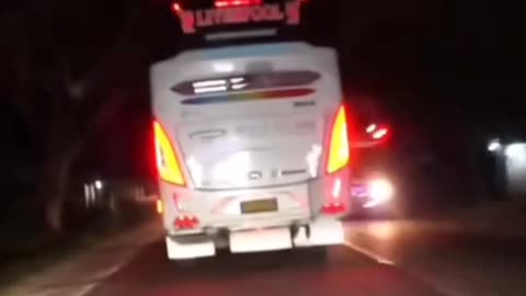 Bus po putra pelangi di jam mepet jalur sumatra