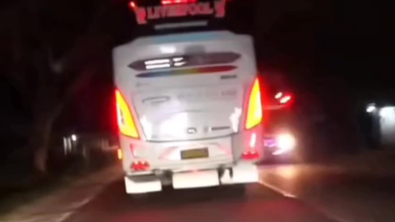 Bus po putra pelangi di jam mepet jalur sumatra