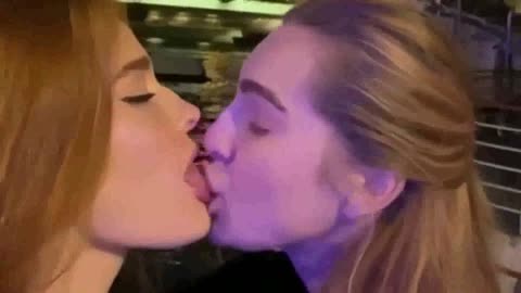 Lesbian Kiss 39