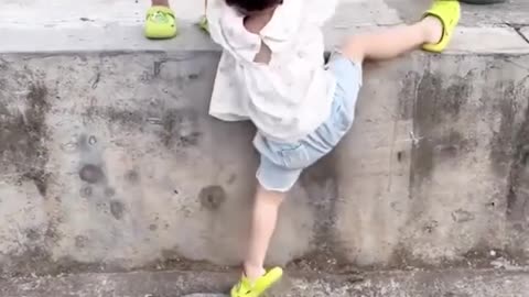 Adorable twins help each other