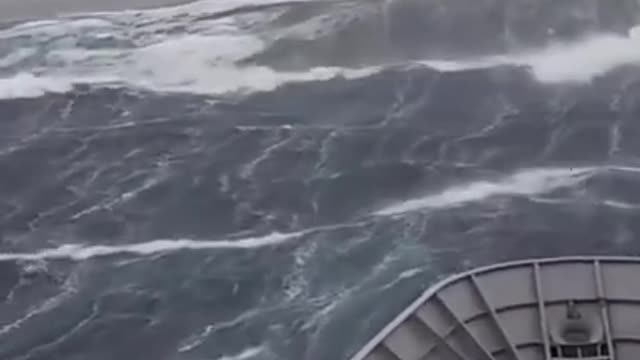 Wait till end| gigantes ocean waves| dangerous| tsunami| enormous sea waves.