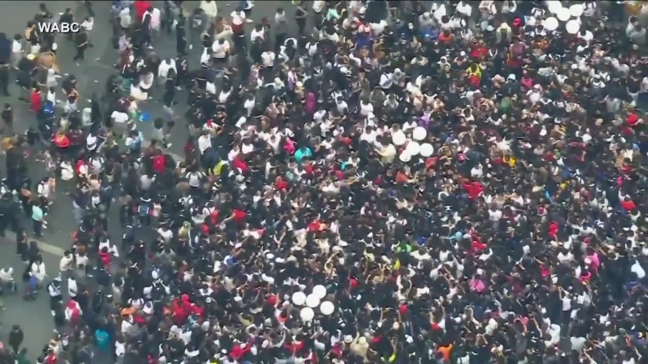 Video game giveaway causes chaos in New York City
