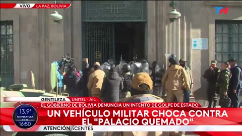 Bolivian military armoured vehicle breaks down the doors of the Palacio Quemado