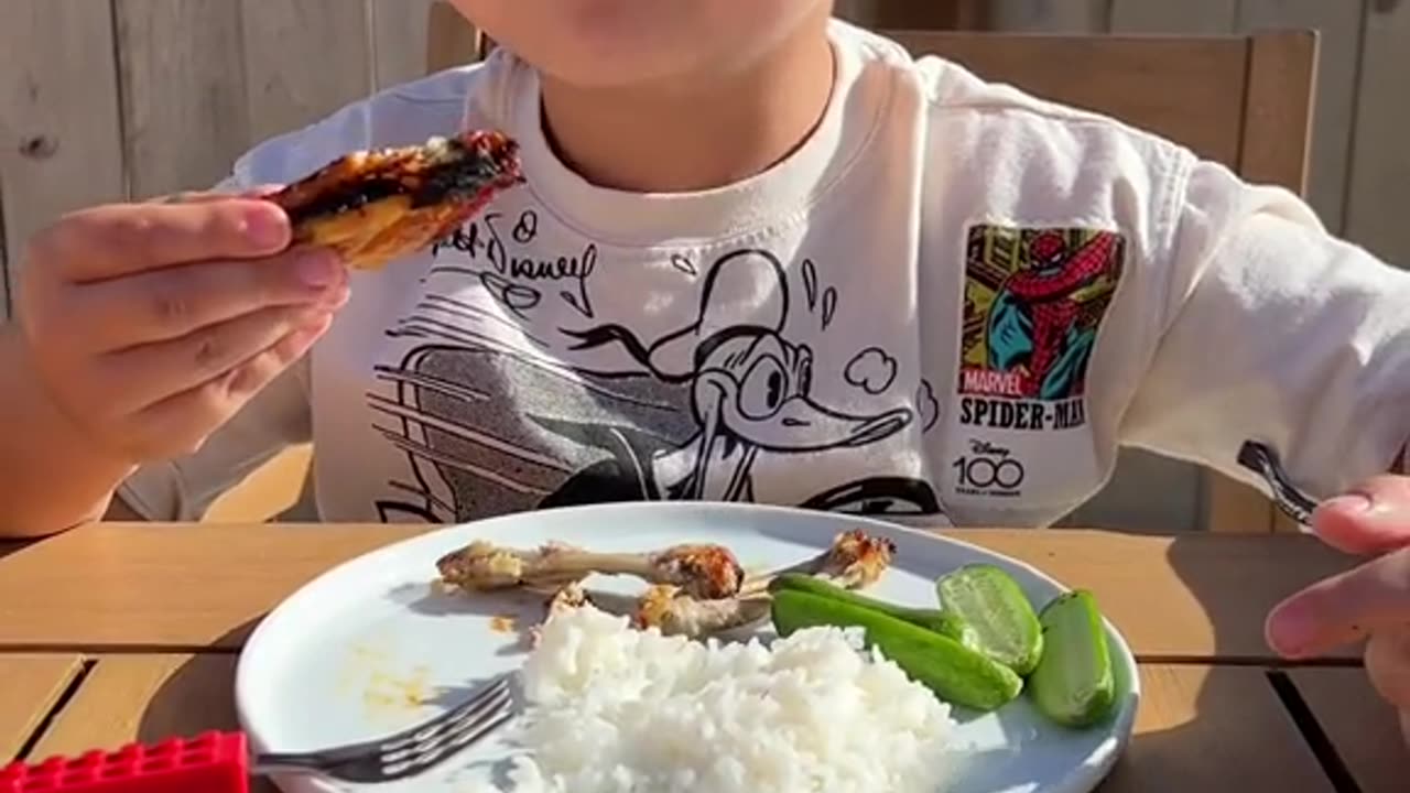 So fUnny !!! Young kid eats chicken
