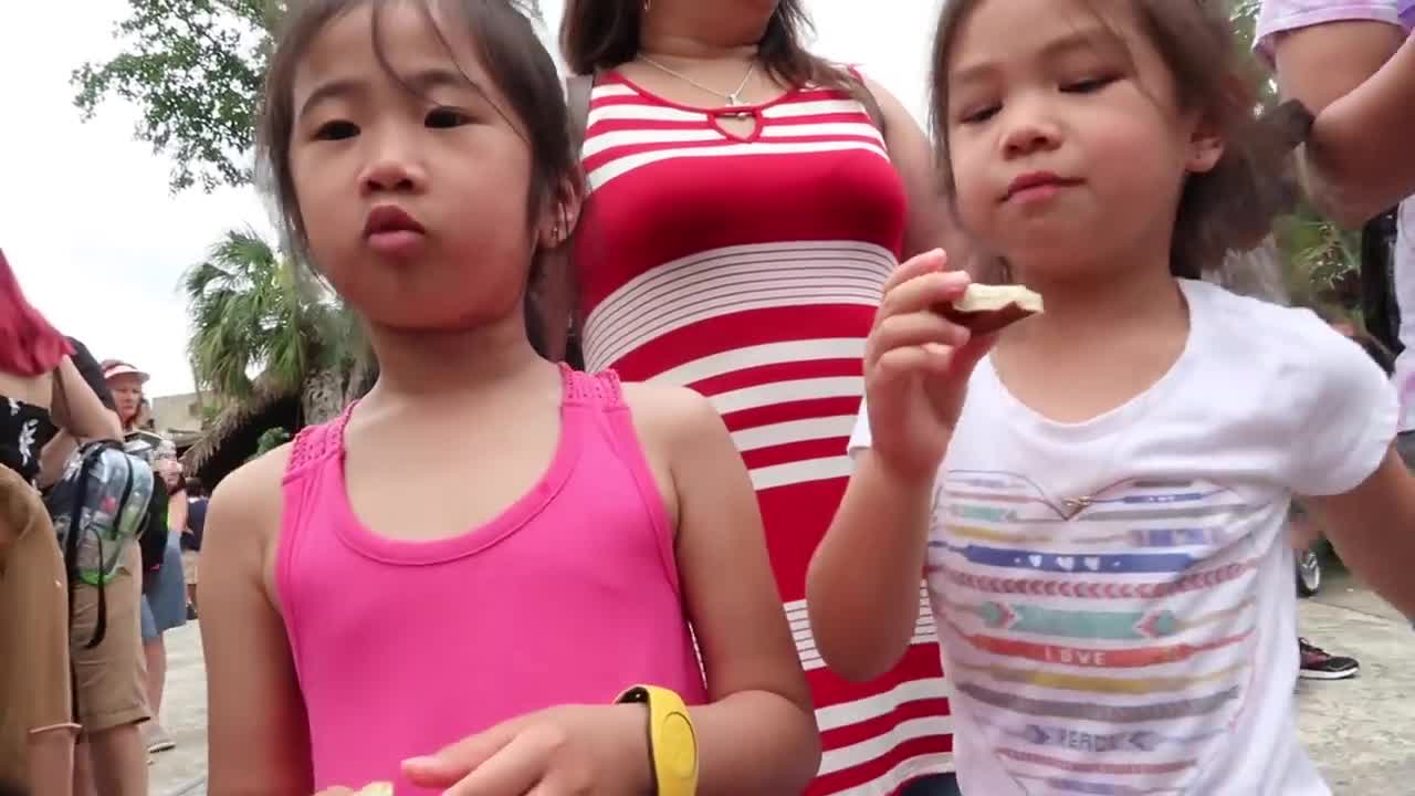 EMBARRASSED IN PUBLIC - ItsJudysLife Vlogs (itsJudysLife)