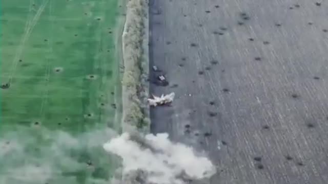 Ukrainian artillery strikes on two Russian tanks and a BMP