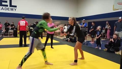 Girl fights boy nogi jiu-jitsu