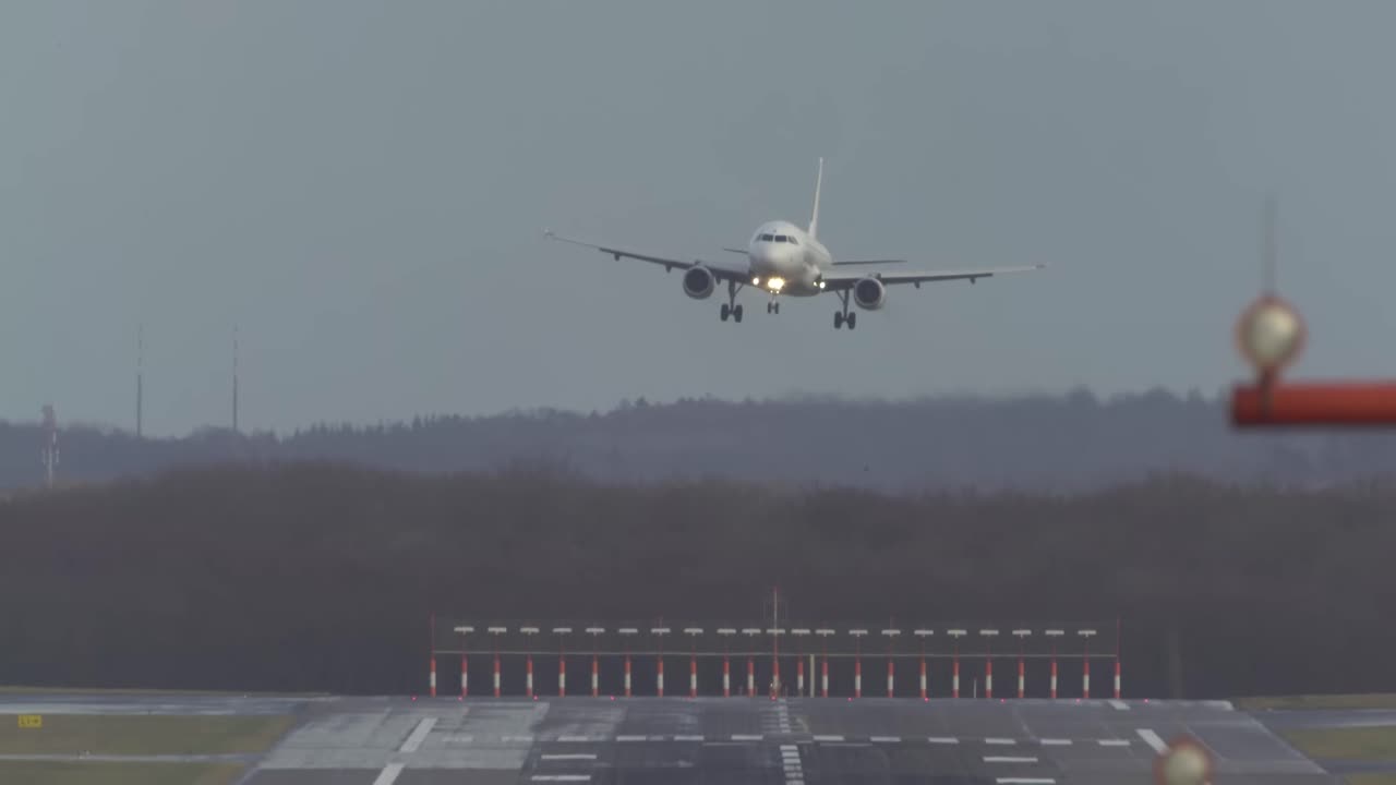 CROSSWIND LANDINGS DURING A STORM AT DÜSSELDORF - AIRBUS A380 GO AROUND, B767, B777