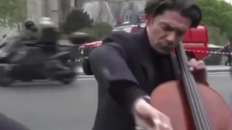 In this way, French artists express their sorrow for the fire of Notre Dame de Paris.