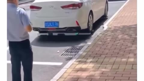 This is how they move illegally parked cars in China