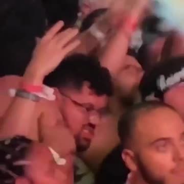 Man risk life holding up Hippo