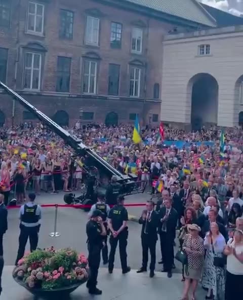 Welcome for Zelensky by the Danish people