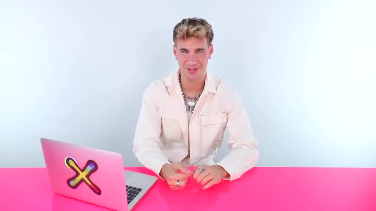 "Hairdresser Reacts: First-Time Hair Bleaching Adventures!"