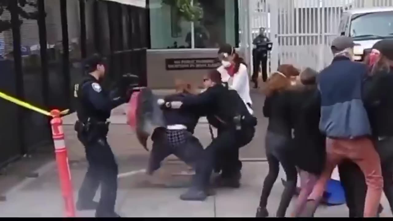 Ladies and Gentlemen, ANTIFA SMACKDOWN!!! Enjoy the show. 🤣🇺🇸😂🇺🇸🐸🤣🇺🇸🐸😂🤣🇺🇸