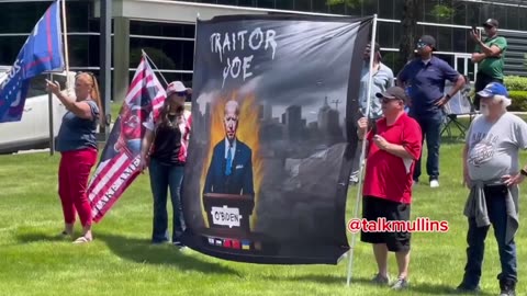 Joe Biden’s motorcade arriving in Nashua, NH where the streets are lined with supporters!!!