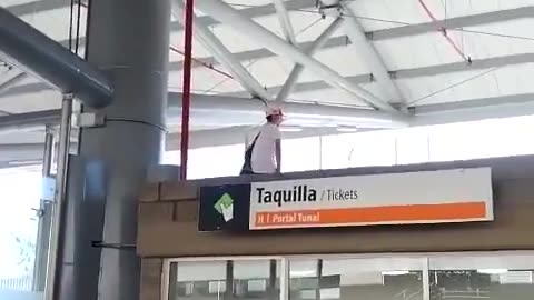 Hombre escala taquilla del Transmilenio