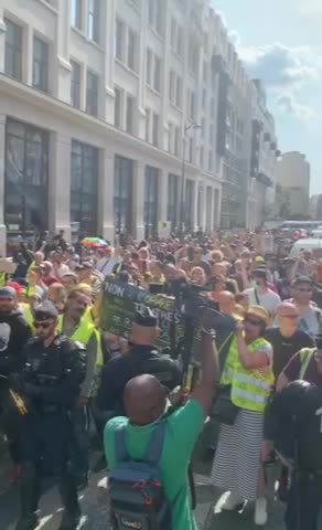 France says NO to the vaccines!