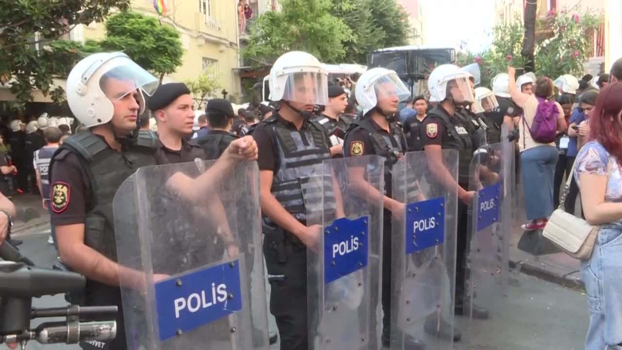 Turkish police break up Istanbul Pride march, detain over 150 _ AFP