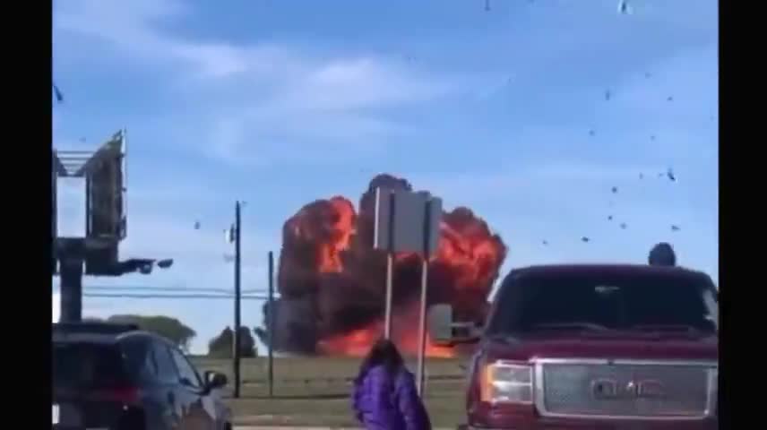 HORROR ABOVE DALLAS AFTER TWO PLANES COLLIDED DURING AN AIR SHOW