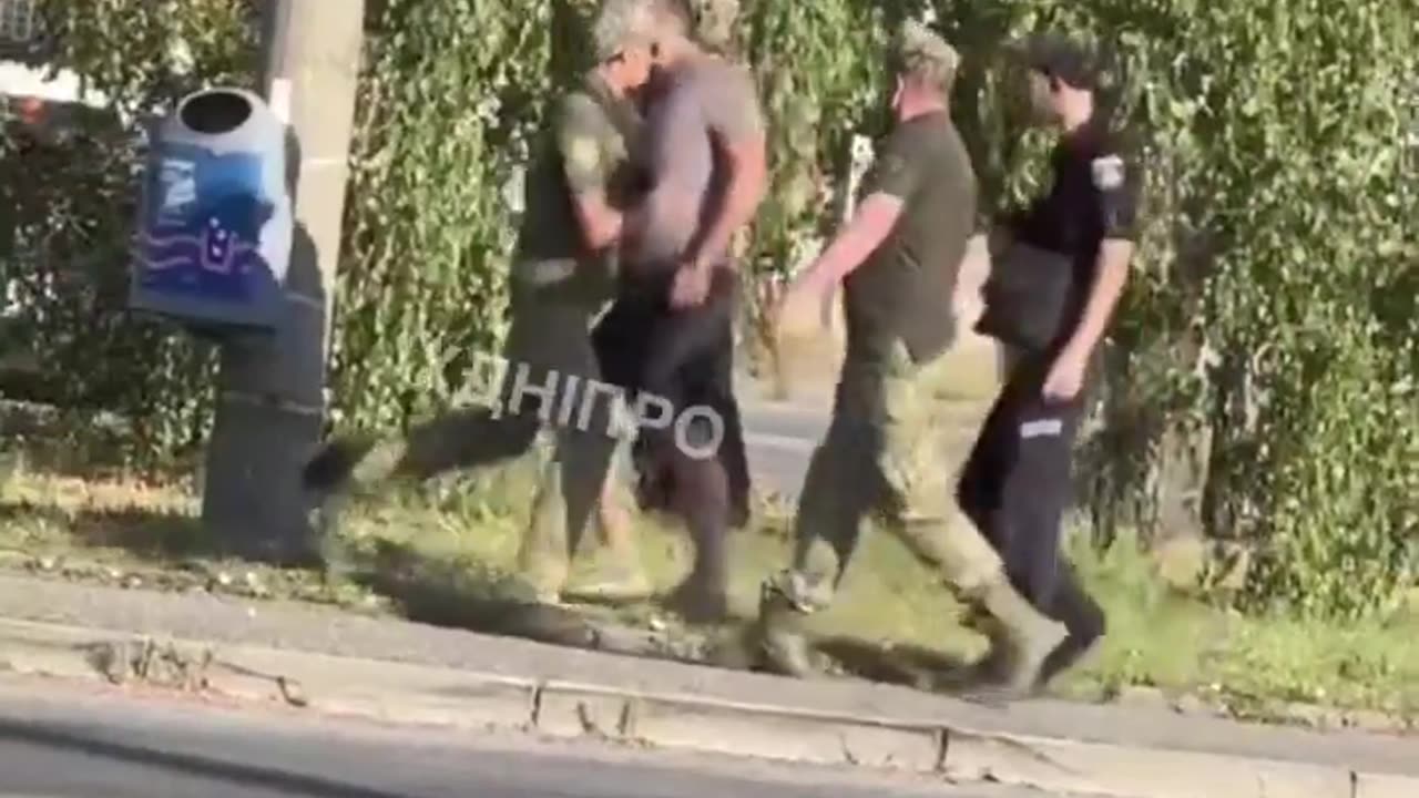 The Ukrainian Zelensky regime's abductors tries to abduct a man in the Dnieper