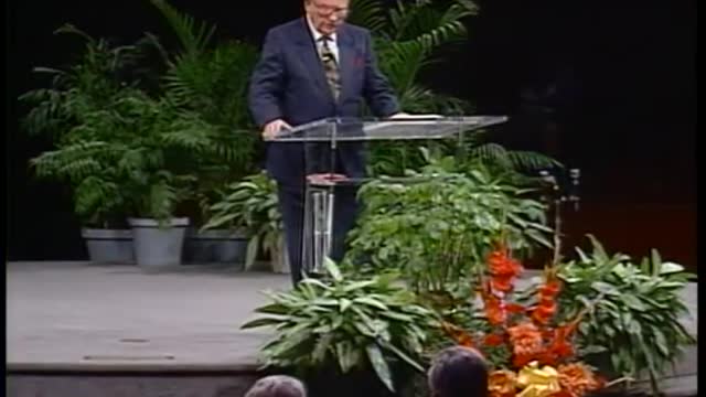 Gifts & Ministries of the Holy Spirit 28 What Are the Gifts of the Holy Spirit Dr. Lester Sumrall