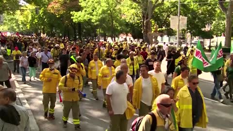 Spain's forest firefighters demand 'justice' in protest