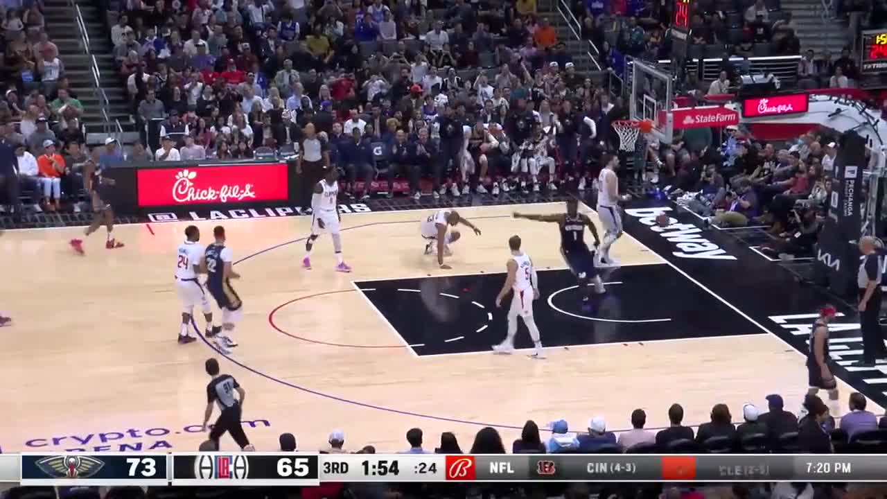 Zion Williamson too strong for Clippers defense 💪