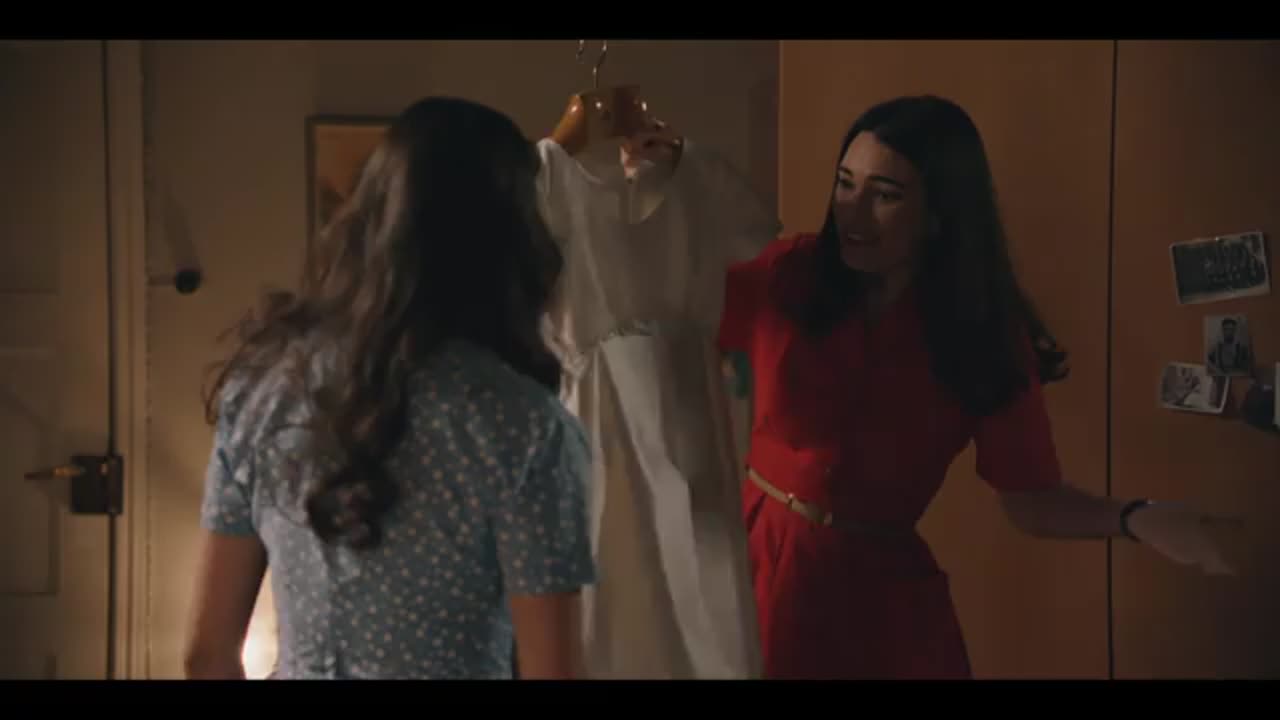 Claudia, radiante de felicidad en su despedida de soltera: ¡Carmen y Fina le regalan un vestido d