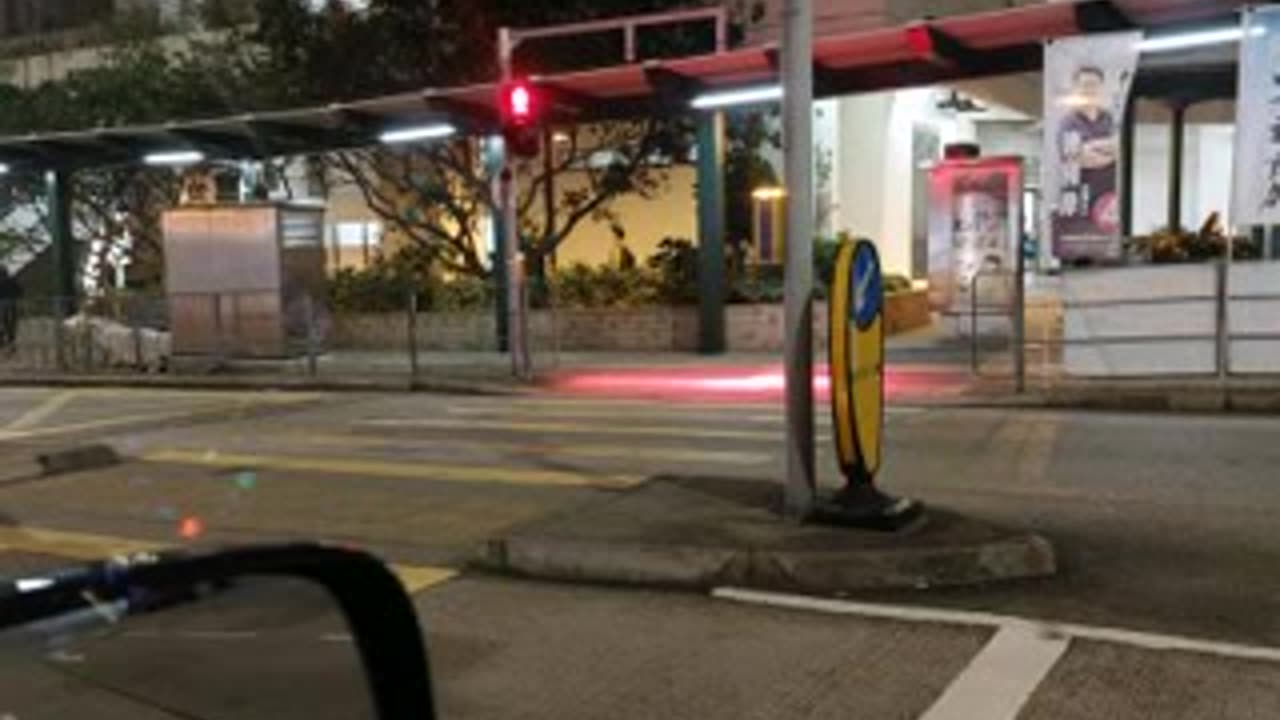 你們留心看看這幅圖 行人燈亮了 但是行人燈的地上有一條紅線 其實這是新措施