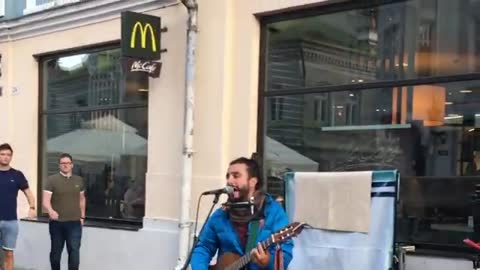 Artista di strada canta "Marina" in Estonia - Live a Tallin