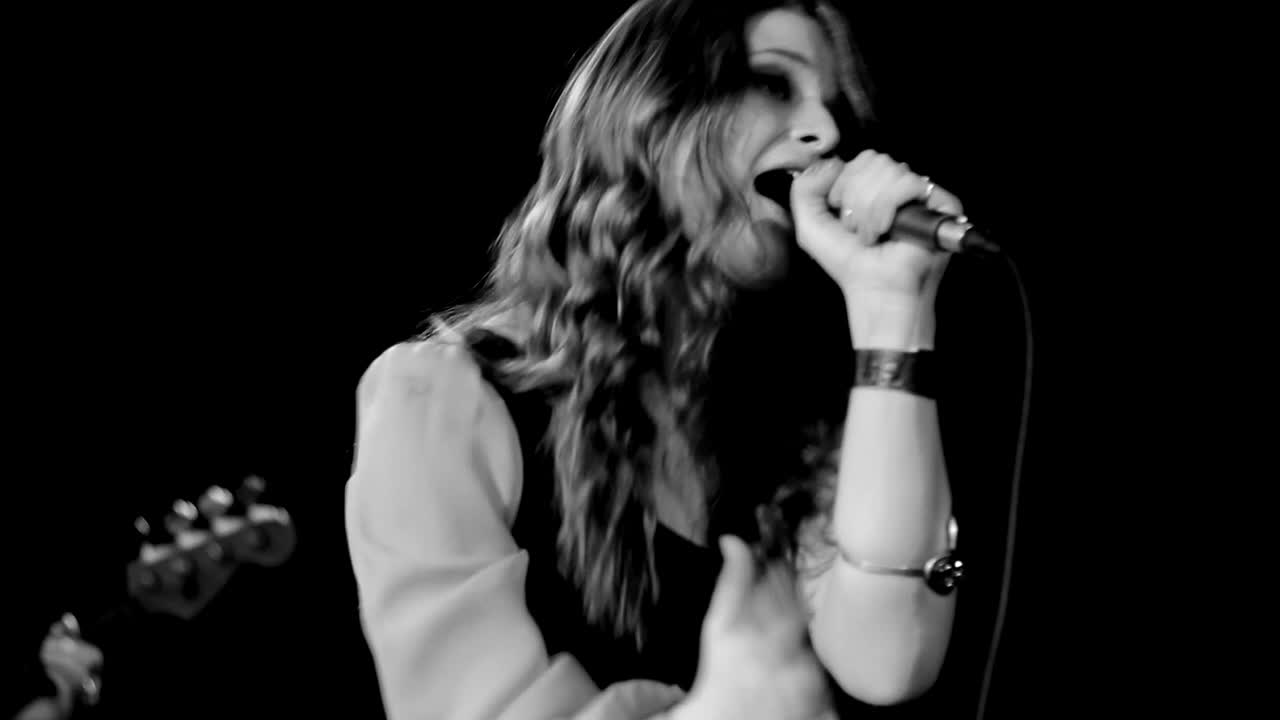 Savannah Outen: at The Roxy performing "Sing to Me"