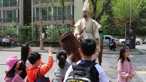 The reaction of children who saw horses for the first time.