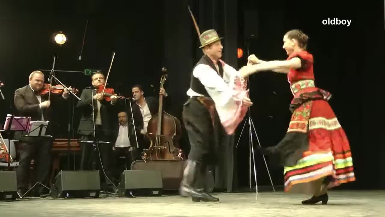 Genuine Hungarian czardas (Matyo csardas)- an amazing performance