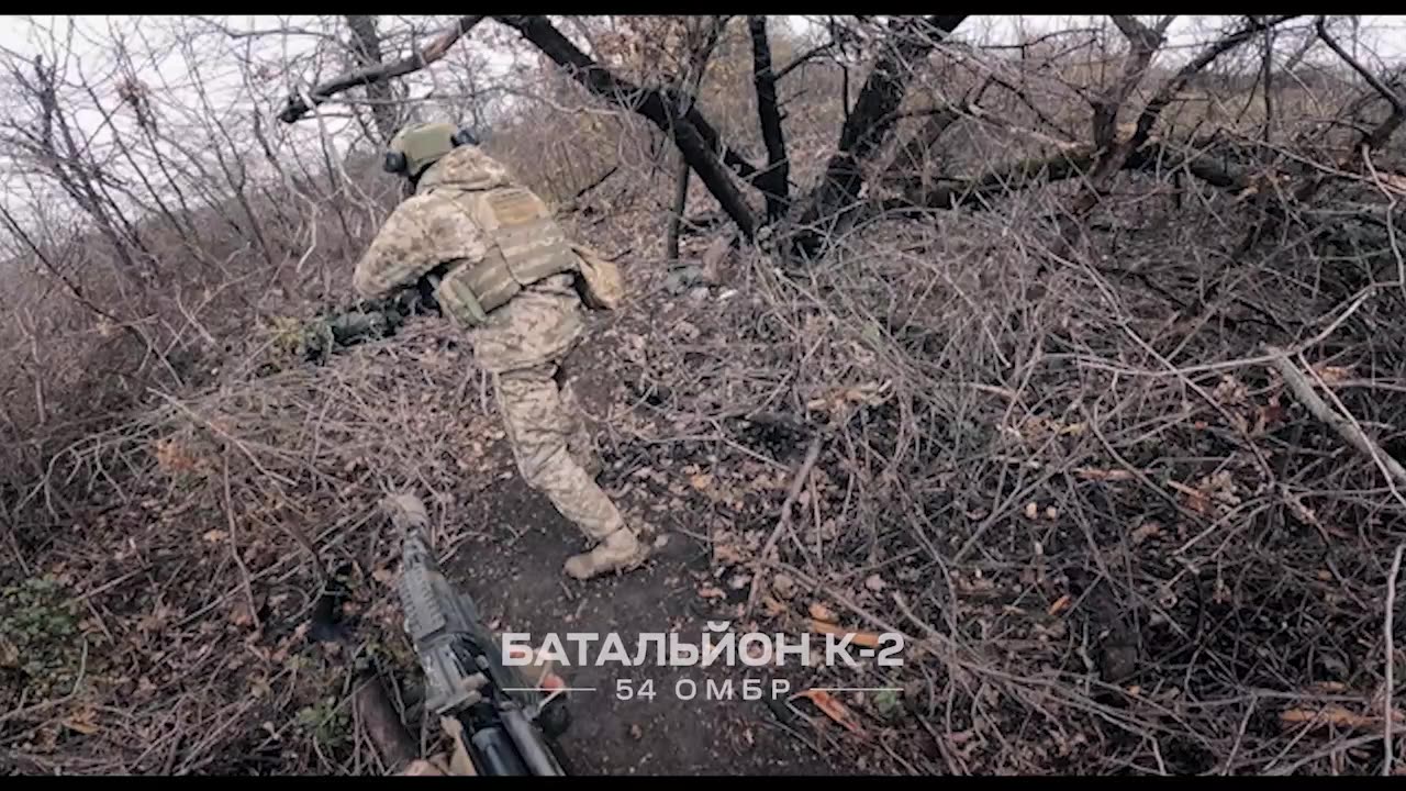 Ukraine war combat footage: Ukrainian soldiers are clearing Russian enemy positions 18+