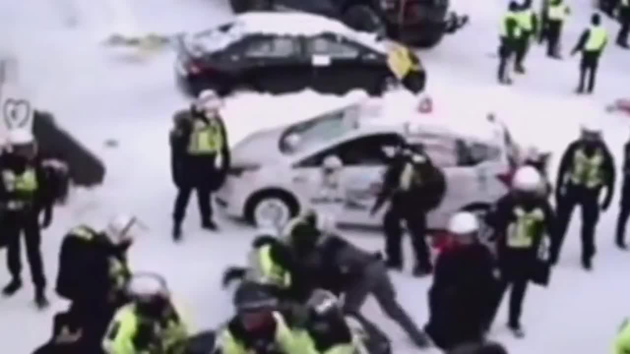 Canadian police violently attacks a protester in Ottawa