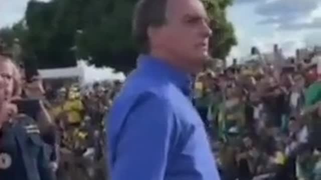 Presidente Bolsonaro fala com eleitores no Palácio da Alvorada.