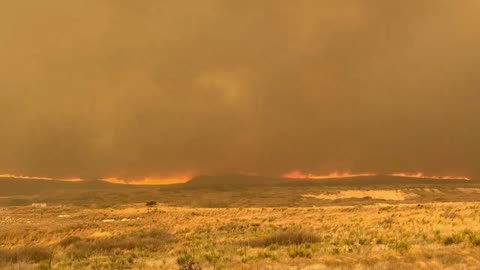 🚨 #BREAKING: A MASSIVE wildfire has completely surrounded the town of Canadian, TX