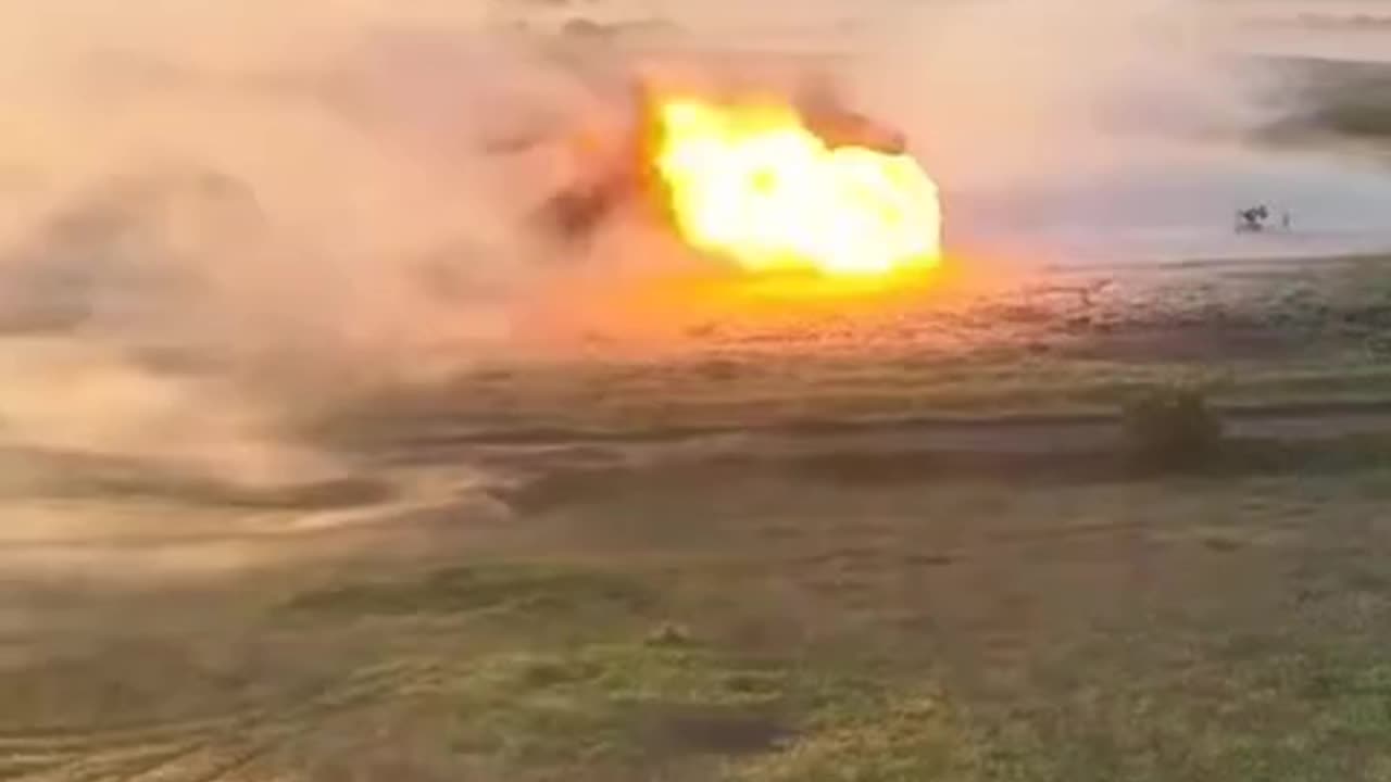 Incredible Footage of Ukrainian Tanks Firing on Russian Lines