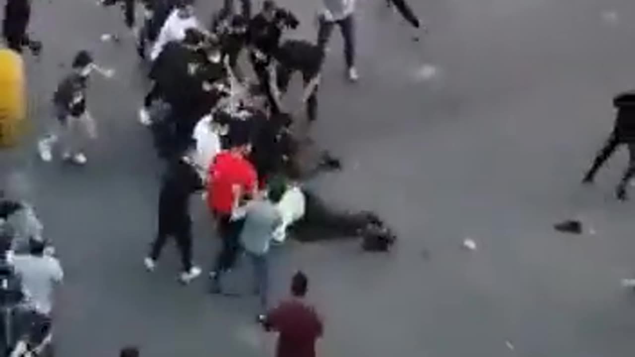 Youths revolt against regime forces in Rasht in northwestern Iran