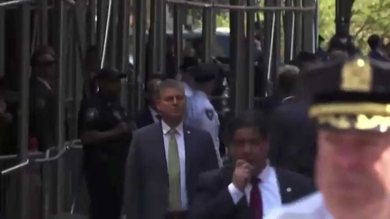 NOW - Trump arrives at New York courthouse.