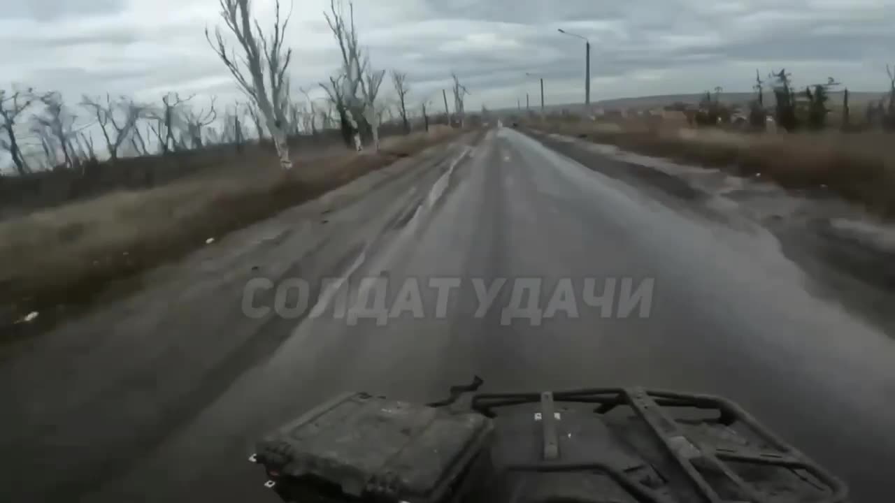 Russian Quad Outruns a Ukrainian FPV Drone in a Desperate Escape