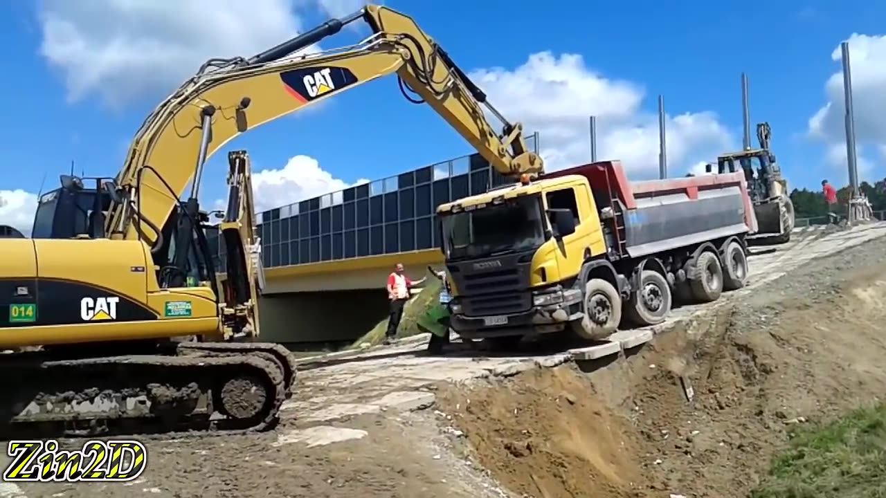 Dangerous Idiots Biggest Climbing Excavator Operator Skills