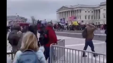 Video shows cops waiving people past barricade at the capitol, interesting