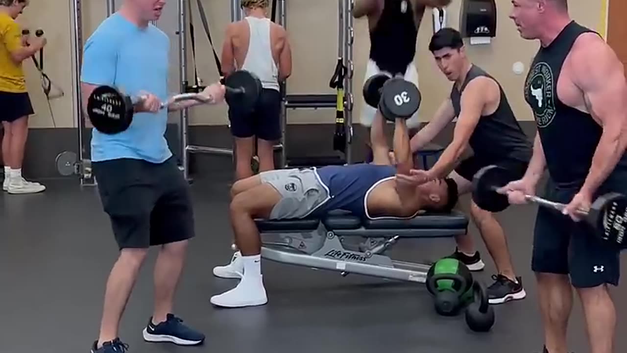 When a hot girl walks into the gym 😅😂