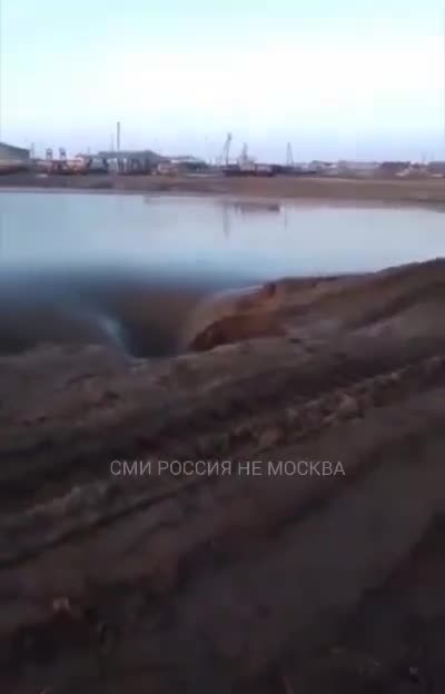 🌊 Local residents film one of the moments of a dam breaking in Orsk and rejoice....