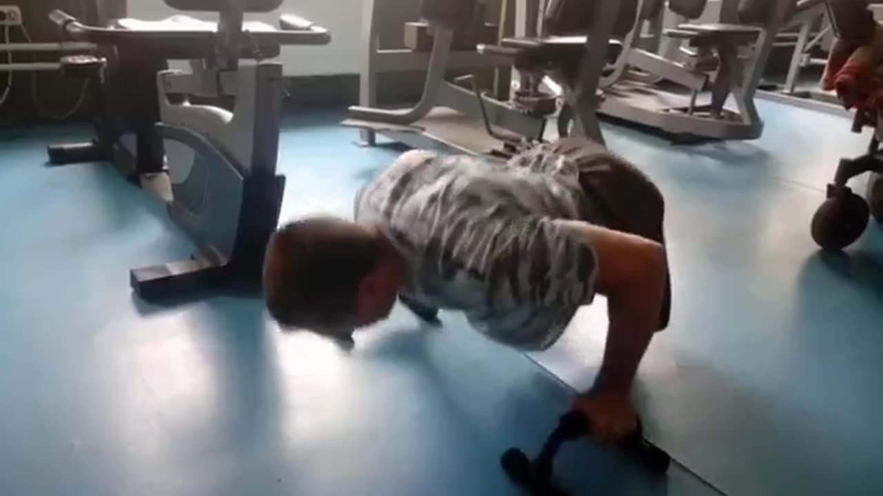 A guy with no legs does push-ups on his hands