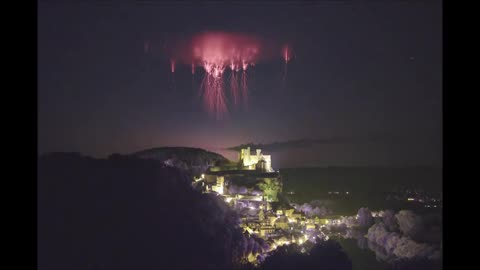 Beynac in France filmed a very strange phenomenon in the sky.