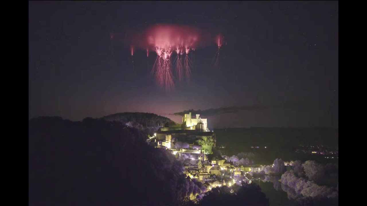 Beynac in France filmed a very strange phenomenon in the sky.